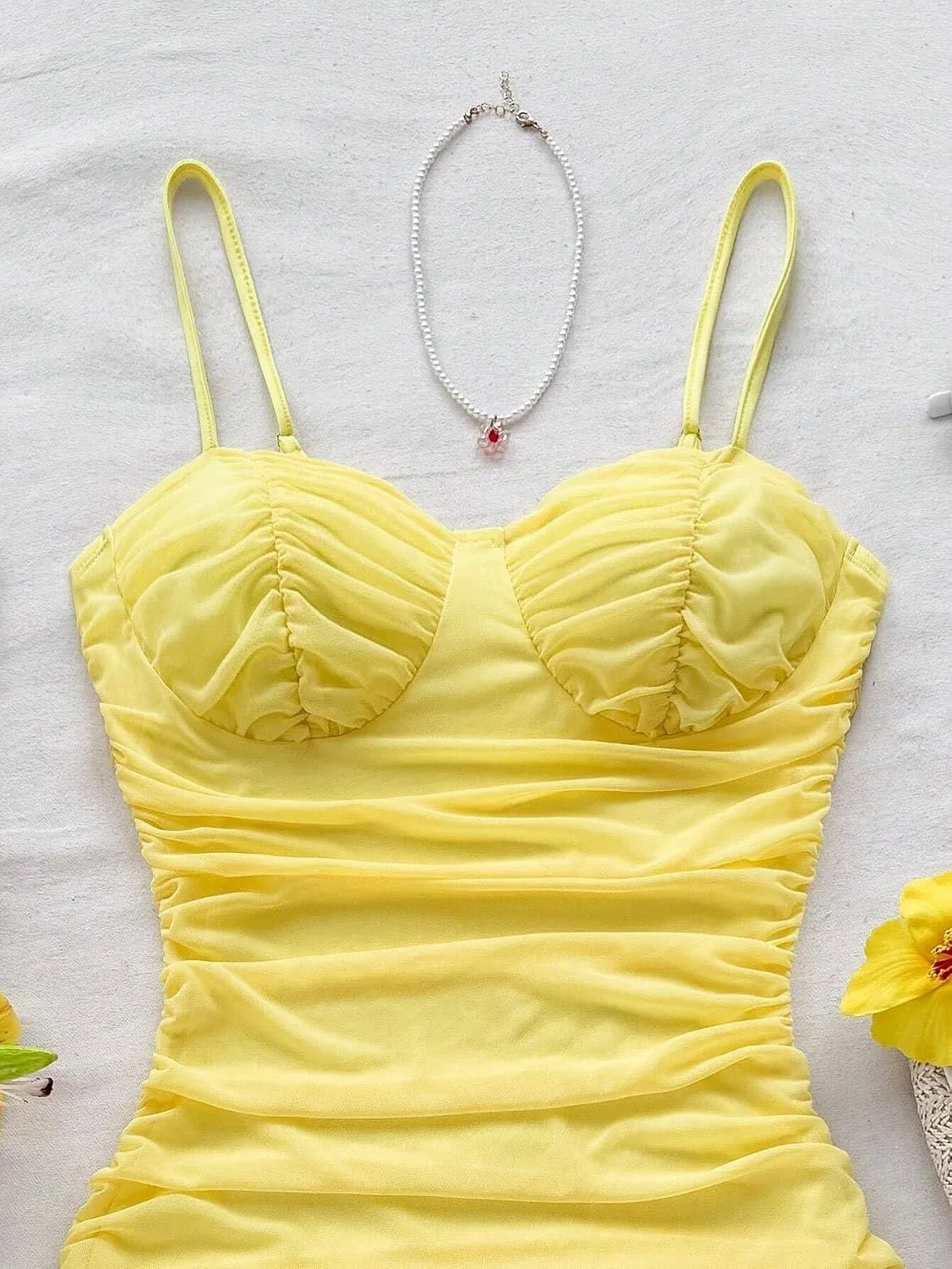 Женское мини-платье на бретелях с драпировкой Casual, Mustard Yellow — фото 3