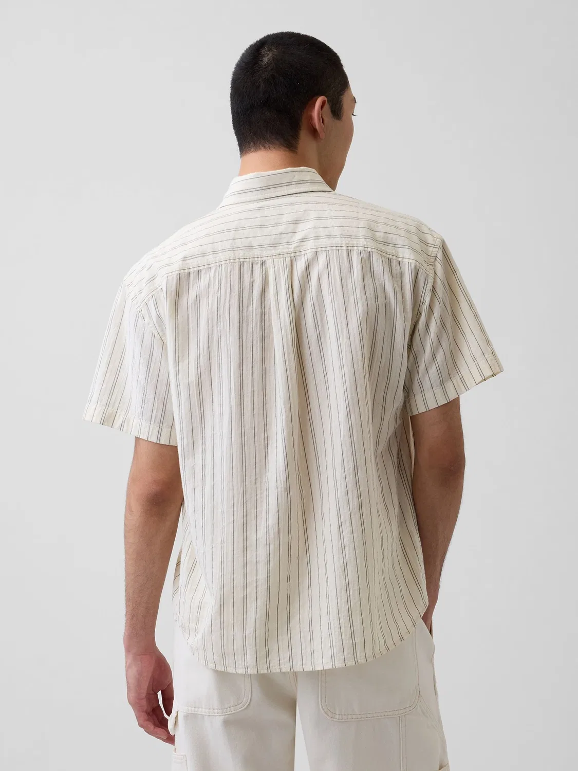 Рубашка Gap Seersucker Stripe Relaxed Curved-Hem Short Sleeve, кремовый — фото 2
