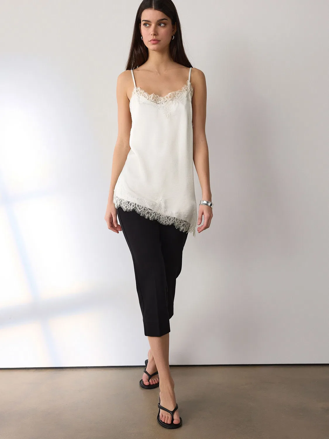 Топ-камисоль асимметричный с кружевом, модель Cream Asymmetric Hem Lace Cami Top Next, кремовый — фото 2