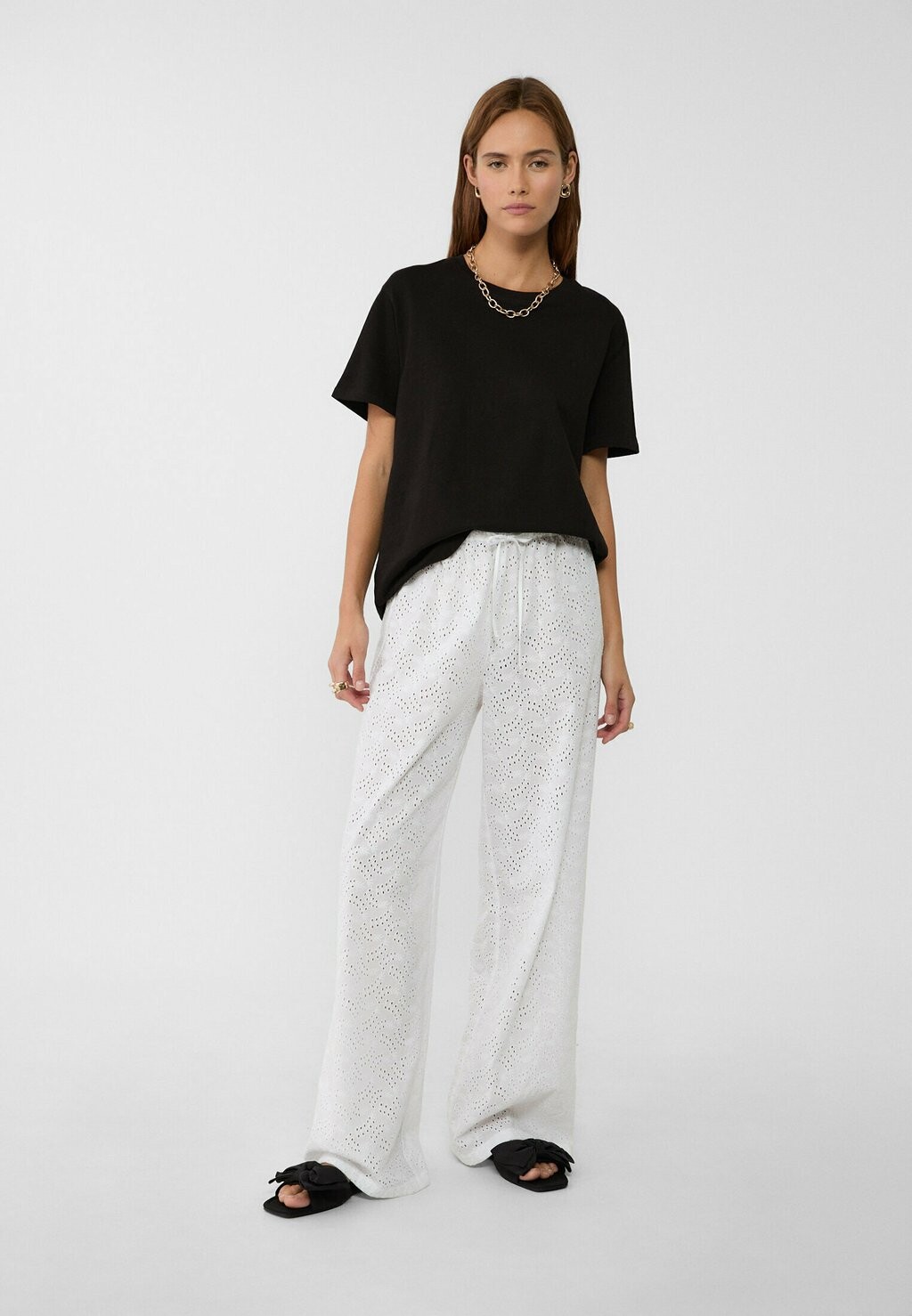 

Базовая футболка SHORT SLEEVE Stradivarius, черный