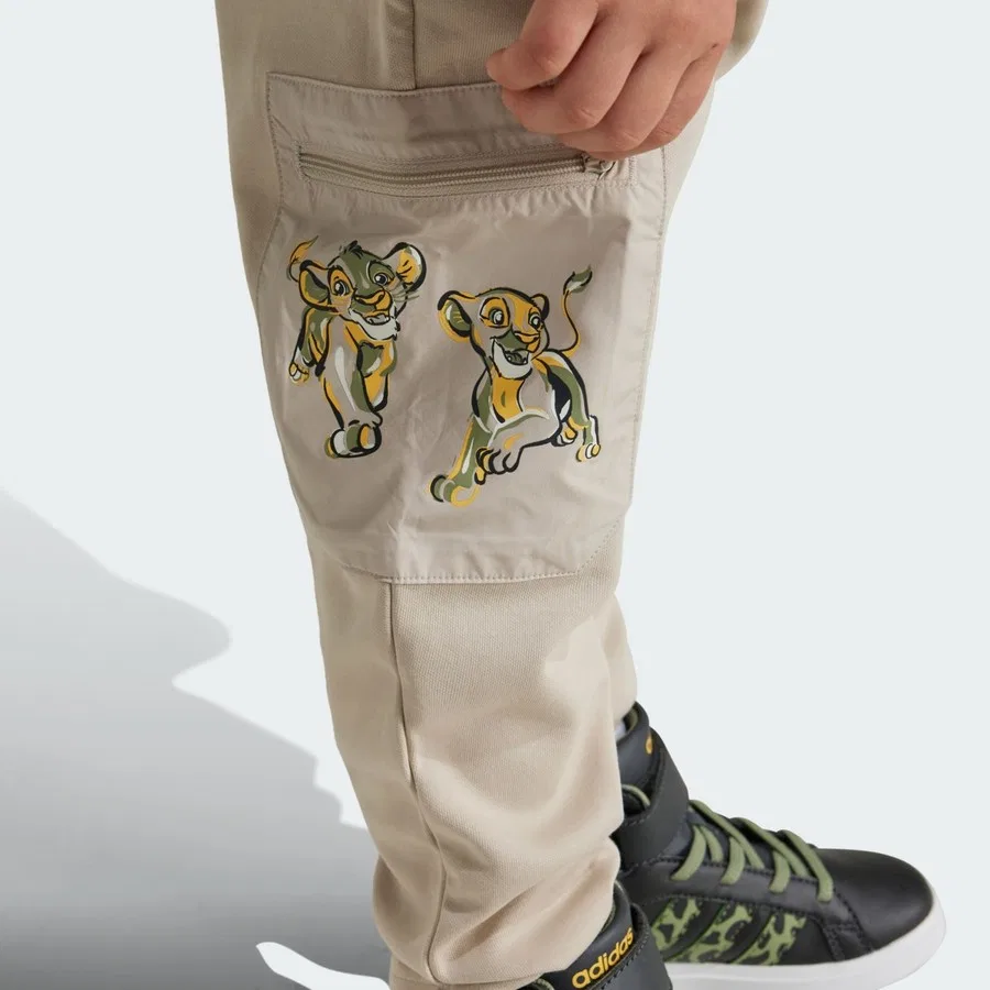 Спортивные штаны с принтом Disney Lion King adidas, Бежевый — фото 4