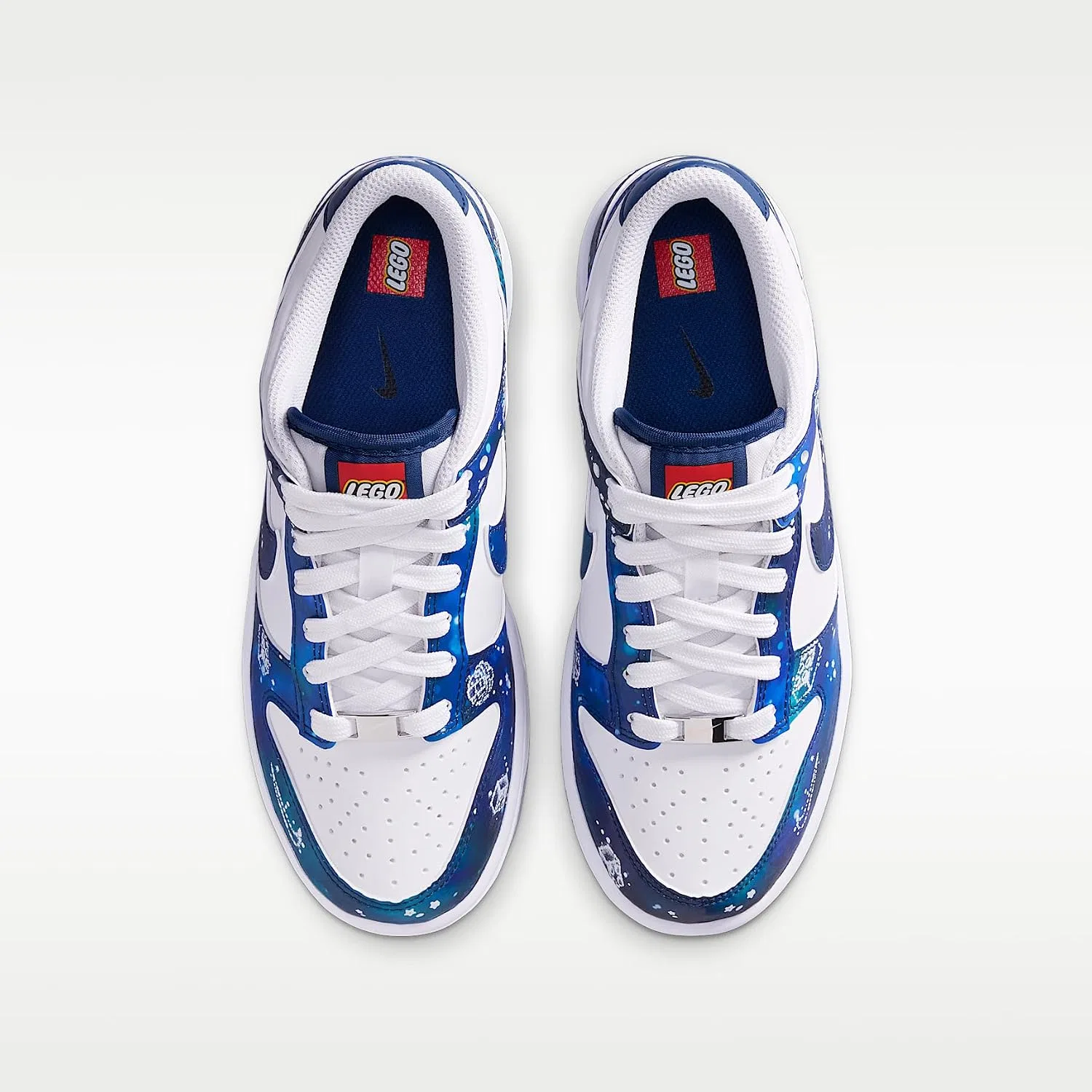 Детские кроссовки для мальчиков с принтом Nike Dunk Low x Lego® Collection, White/Brave Blue/Metallic Platinum/Multi — фото 4