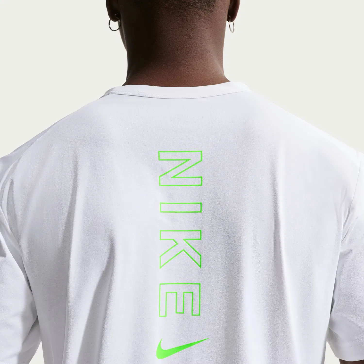 Мужская тренировочная футболка M NK DF HYVERSE GFX SS TOP NIKE - Белая — фото 3