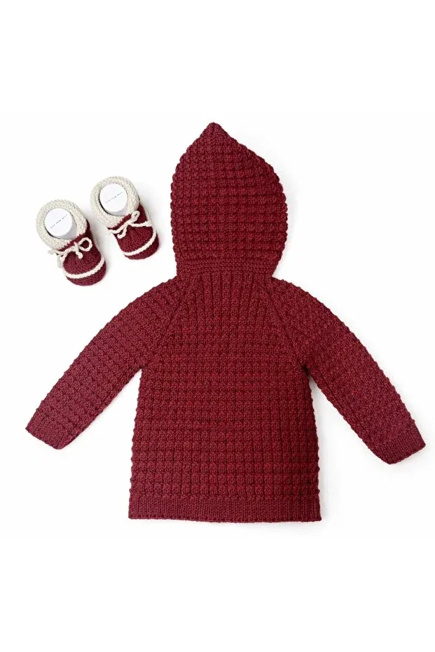 Детский кардиган с капюшоном с комплектом пинеток Hand-Knitted baby boy burgundy colored hooded cardigan with pockets and booties set Minohouse, Burgundy — фото 3