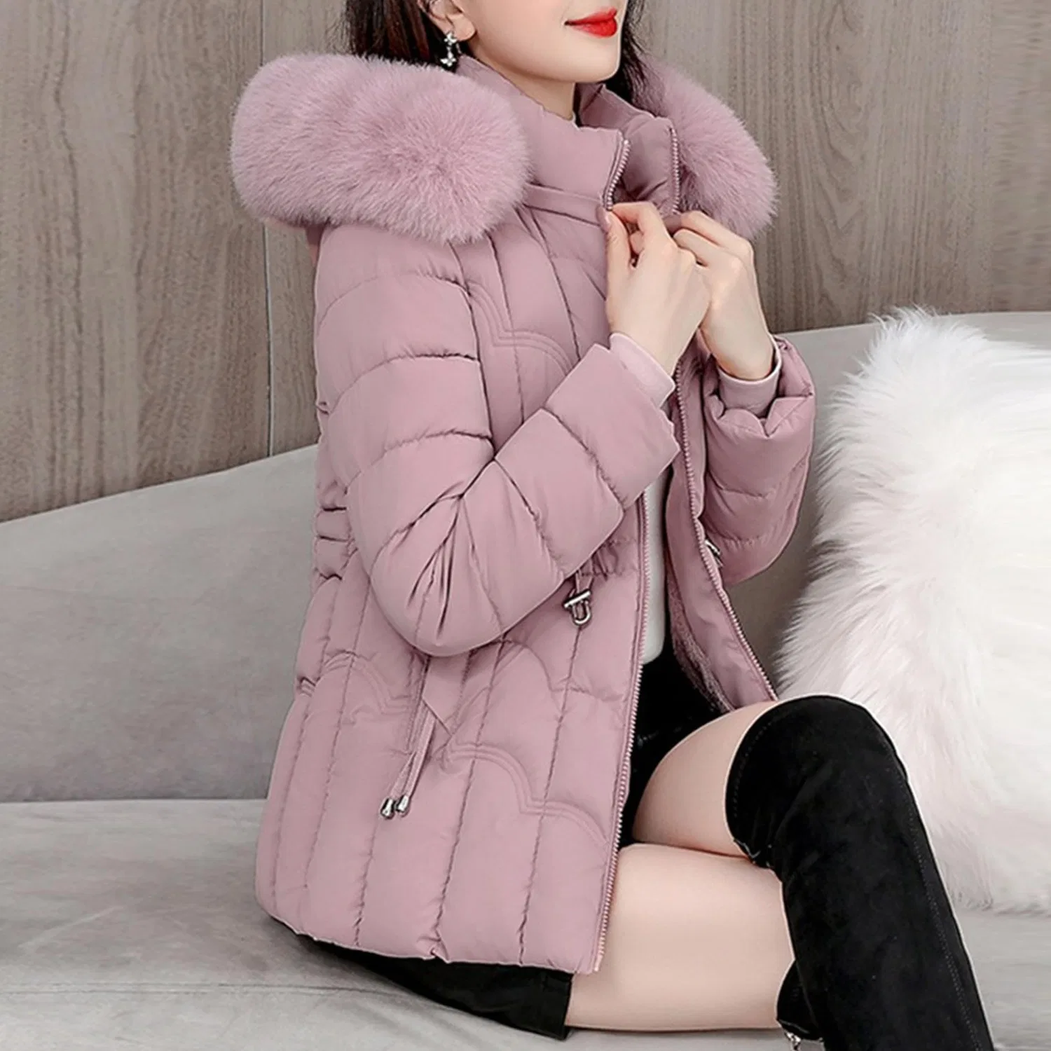 Женская тёплая куртка с капюшоном и меховым воротником, pink — фото 3