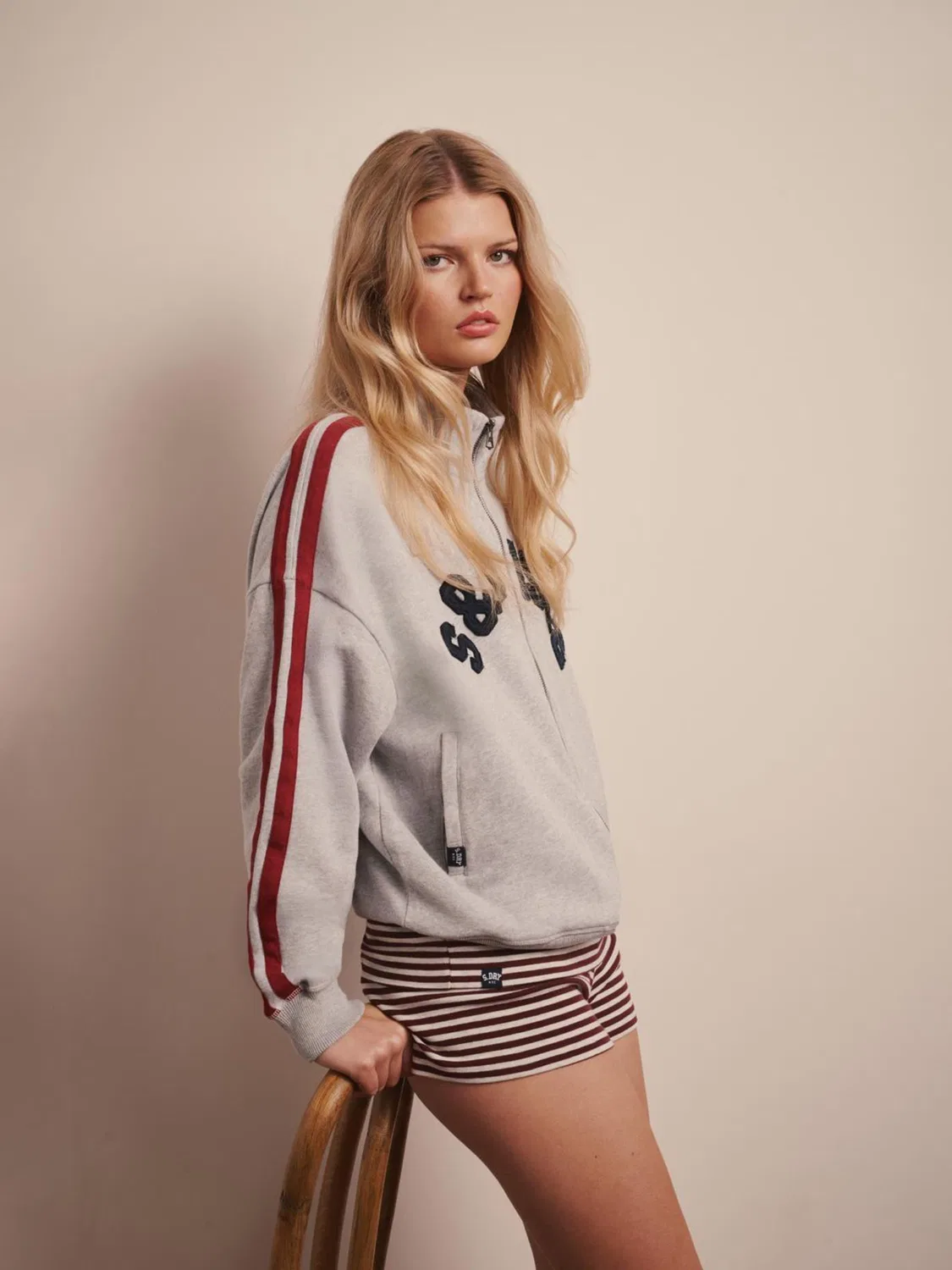 Толстовка на молнии Athletic Essentials Applique Loose Zip Track Top Superdry, серый — фото 3