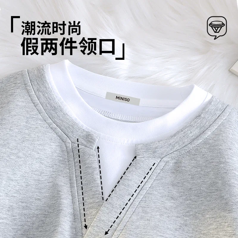 Детский свитшот с V-образным вырезом MINISO, Black With Gold Sparkling Chest Logo — фото 4