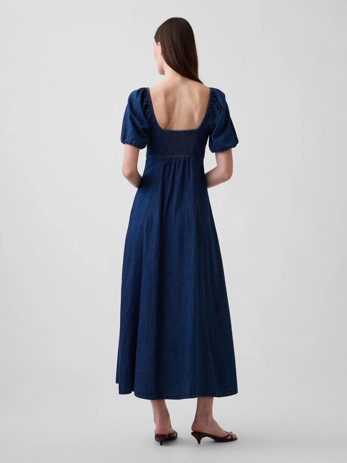 Платье-макси джинсовое Gap Dark Wash, темная стирка — фото 2