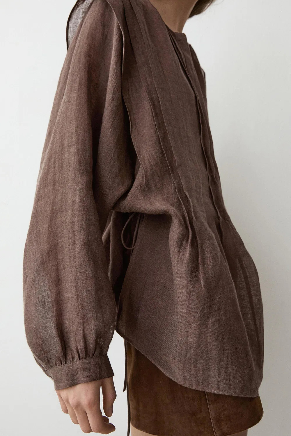 Свободная льняная блузка оверсайз с оборками Massimo Dutti, коричневый — фото 3