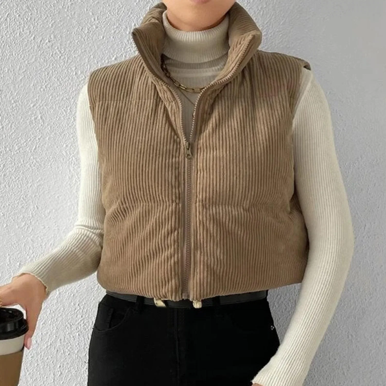 Женский утепленный жилет из вельвета с высоким воротником и молнией, dark khaki — фото 4