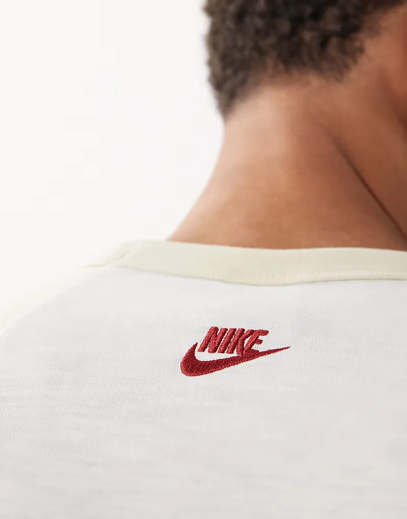 Футболка Nike Club с центральным логотипом, рукав реглан 3/4, бело-бежевый цвет — фото 3