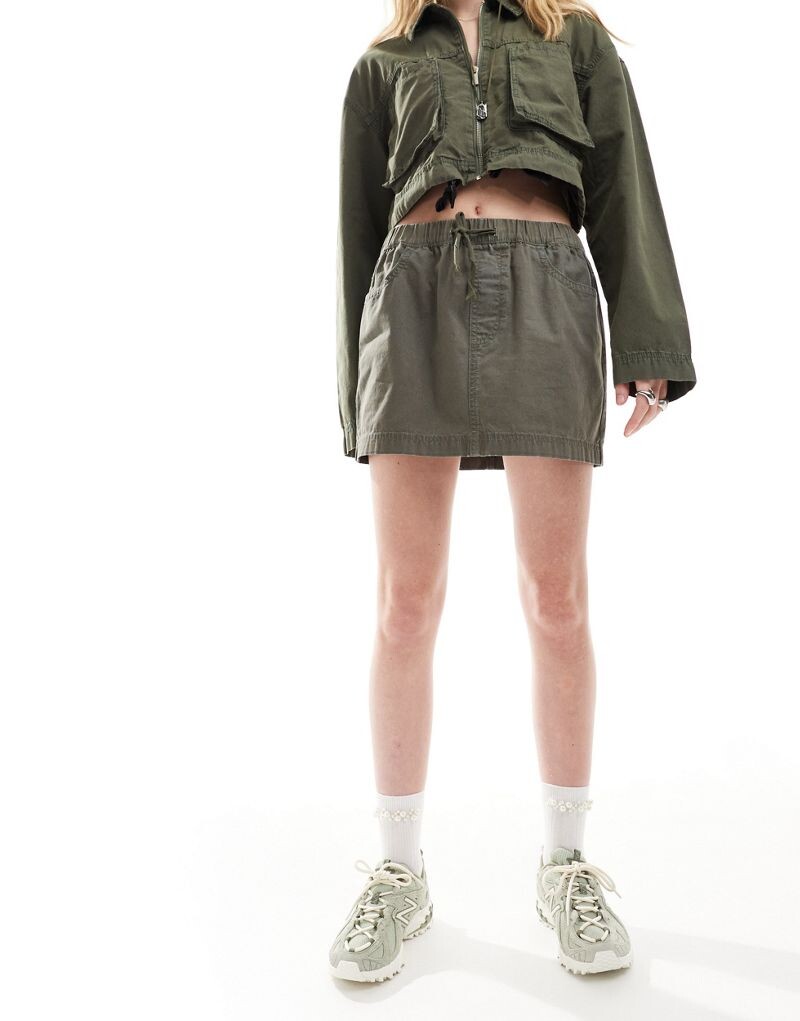 

Мини-юбка карго оливкового цвета ASOS DESIGN — часть комплекта