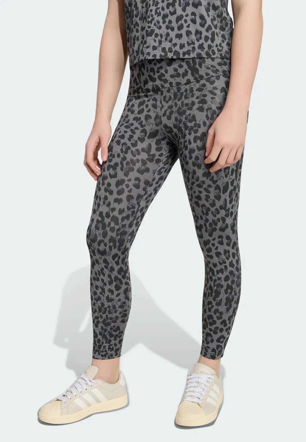 Девушка-Подросток в леггинсах - леггинсы Adidas Performance, Grey Four Grey Six Black Grey Six