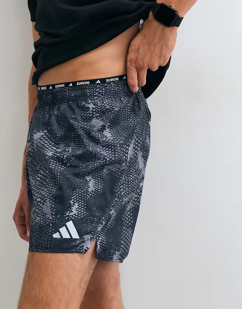 Беговые шорты Adidas с графическим принтом, черно-серые — фото 3