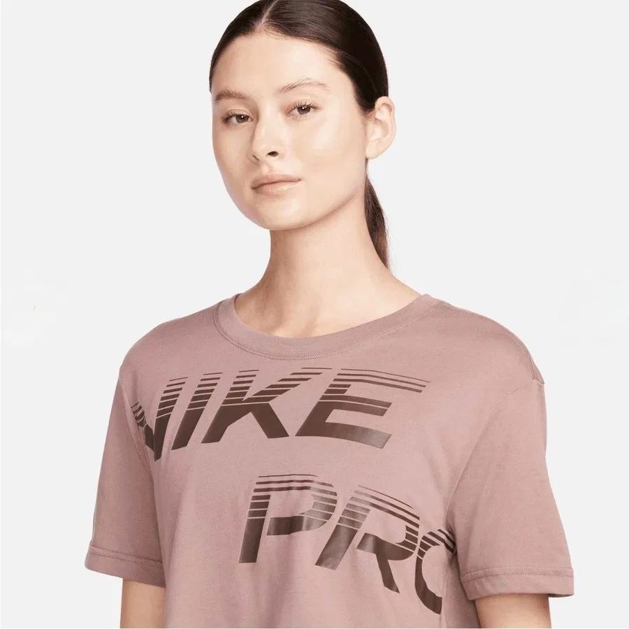 Женская футболка с коротким рукавом и принтом Pro Dri-Fit Graphics Cropped Training Short-Sleeve Nike, Коричневый — фото 2