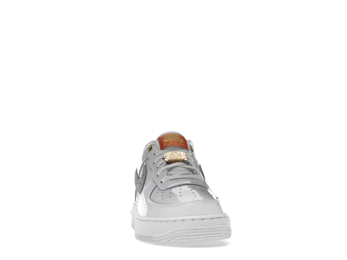 Детские кроссовки Lifestyle с блестящим покрытием Nike Air Force 1 Low '07 LV8, White/Multi-Color/Metallic Gold/University Red — фото 2