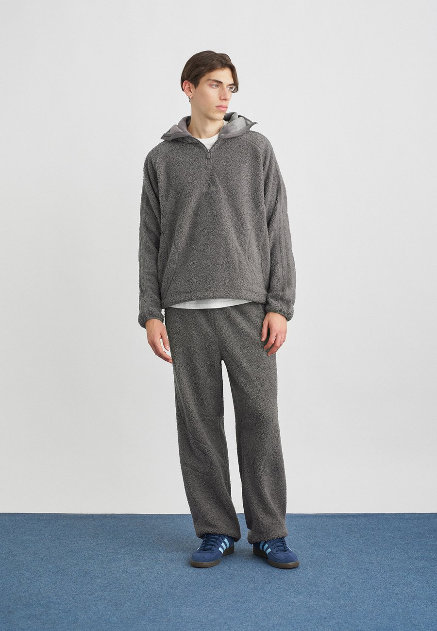 Джемпер Adidas Originals Fleece jumper, Grey Strata/Dark Grey — фото 2