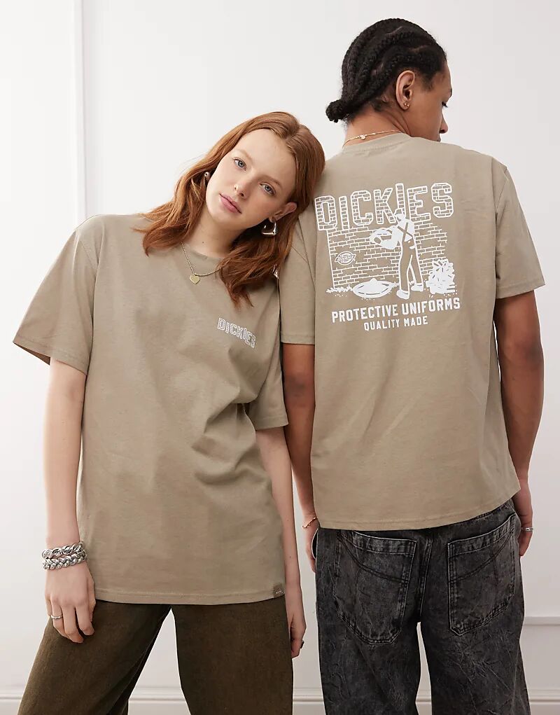 

Dickies – Bricklane – Футболка светло-коричневого цвета с принтом на спине