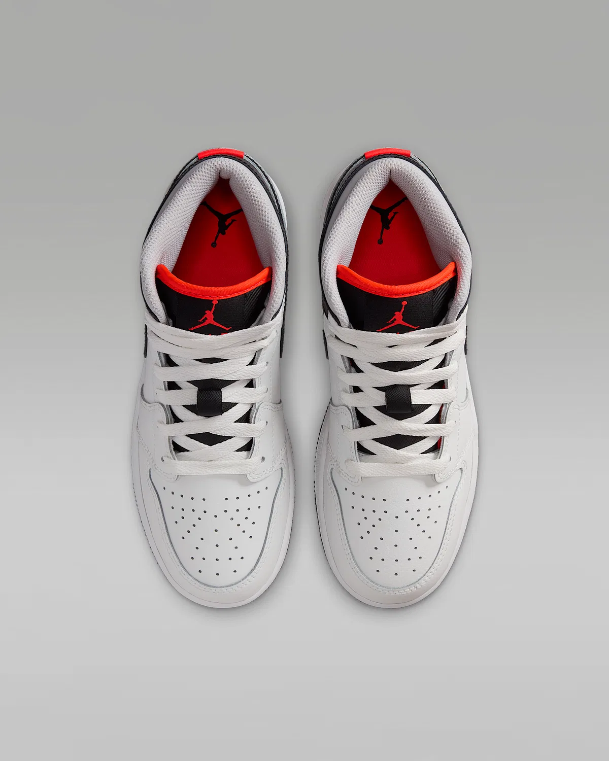 Кроссовки Air Jordan 1 Mid для детей старшего возраста, Summit White/Infrared 23/Neutral Grey/Black — фото 4