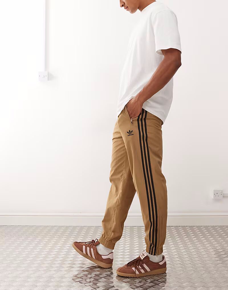 

Спортивные брюки Adidas Originals Adicolor плетеные Firebird в картонном / черном цвете