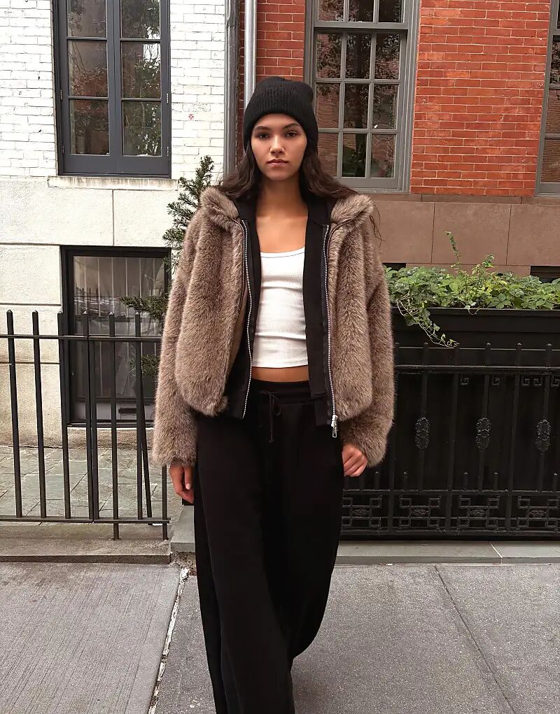 

Куртка Bershka бежевого цвета