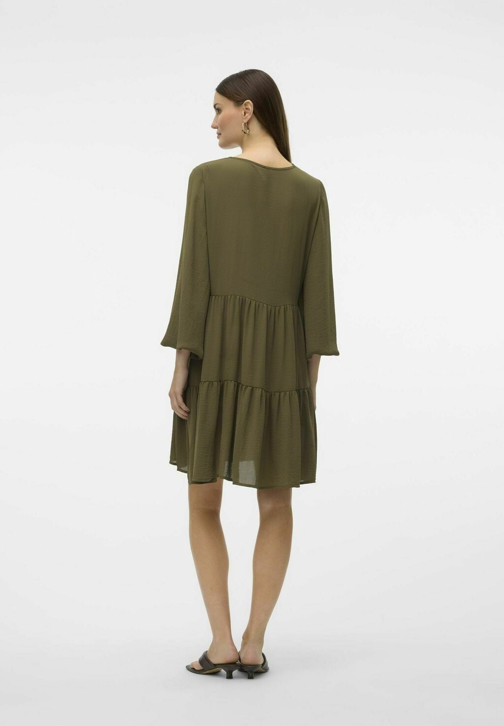 

Дневное платье MIDI V-AUSSCHNITT Vero Moda, зеленый