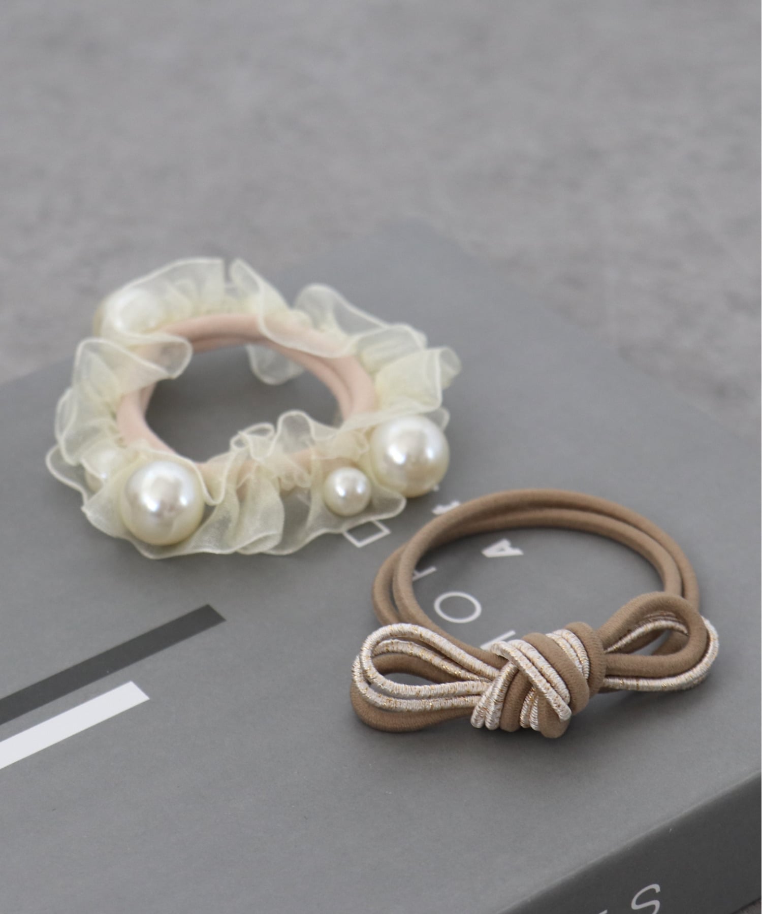 Набор из трех резинок для волос /Pearl Scrunchie x Ribbon Hair Research Set Three Four Time, beige