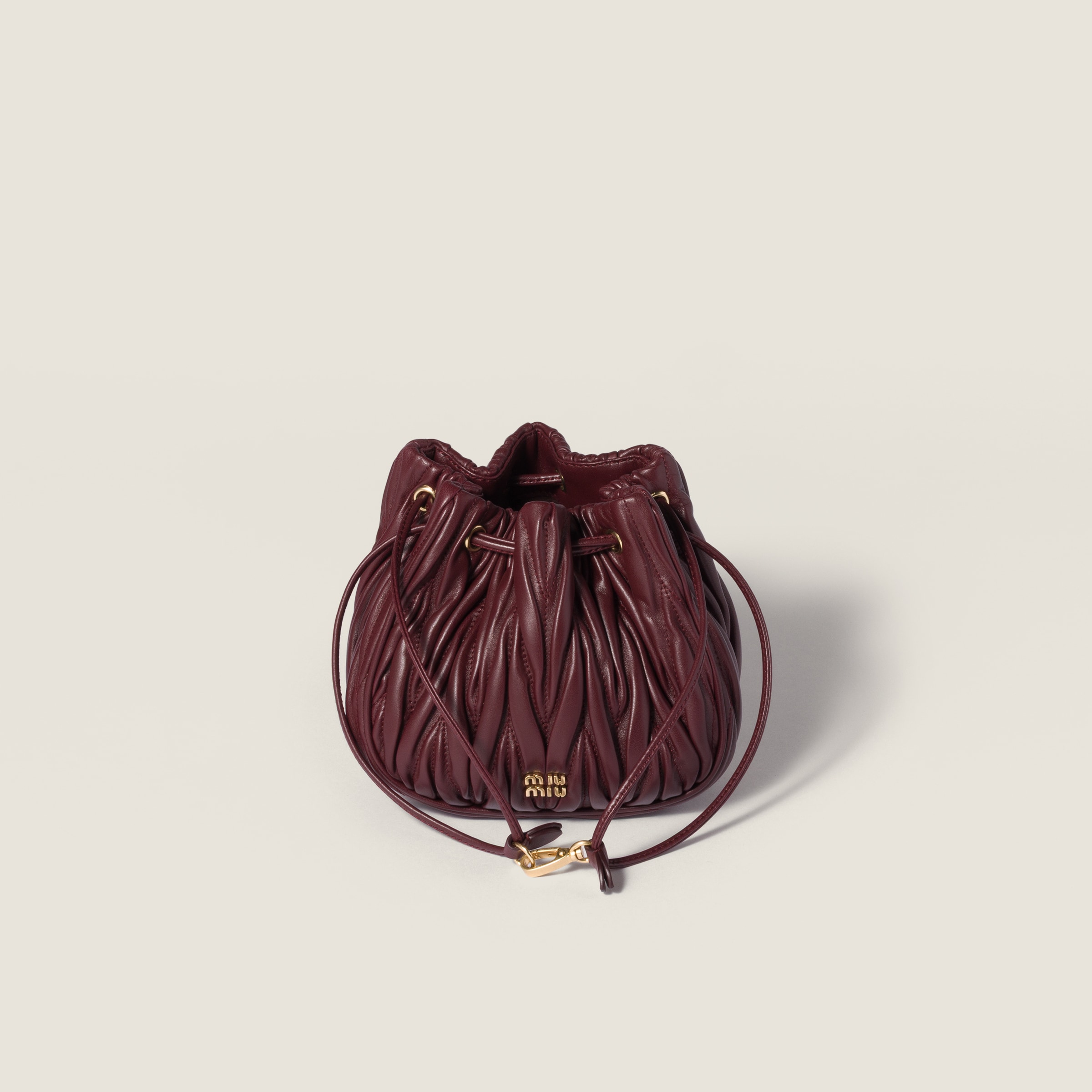 

Сумка-клатч из напповой кожи мателассé MIU MIU, бордовый