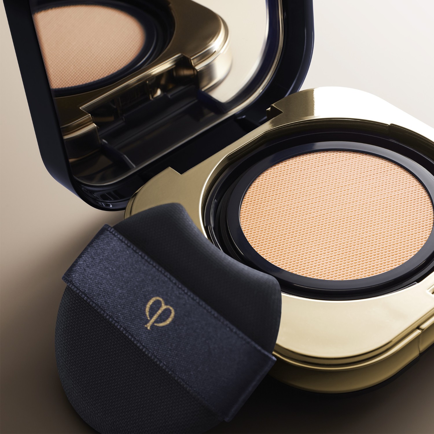 Тональный крем для лица radiant cushion natural Cle De Peau Beaute, b00, вес 14 гр. — фото 3