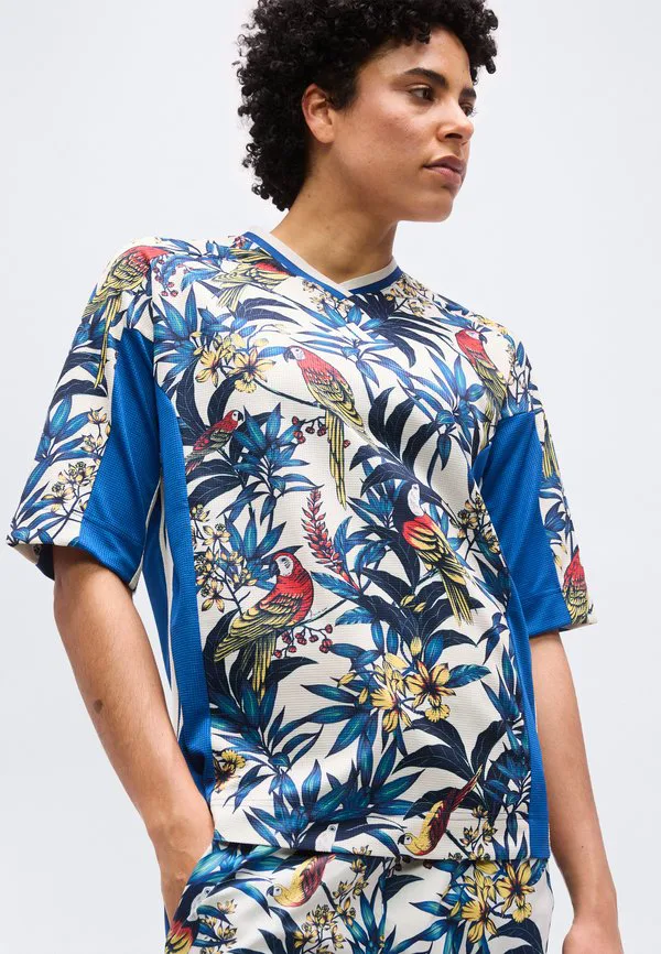 Футболка с принтом в виде фермерских утвари Adidas Sportswear, Dark Marine/Talc/Fade Gold-Coloured — фото 4