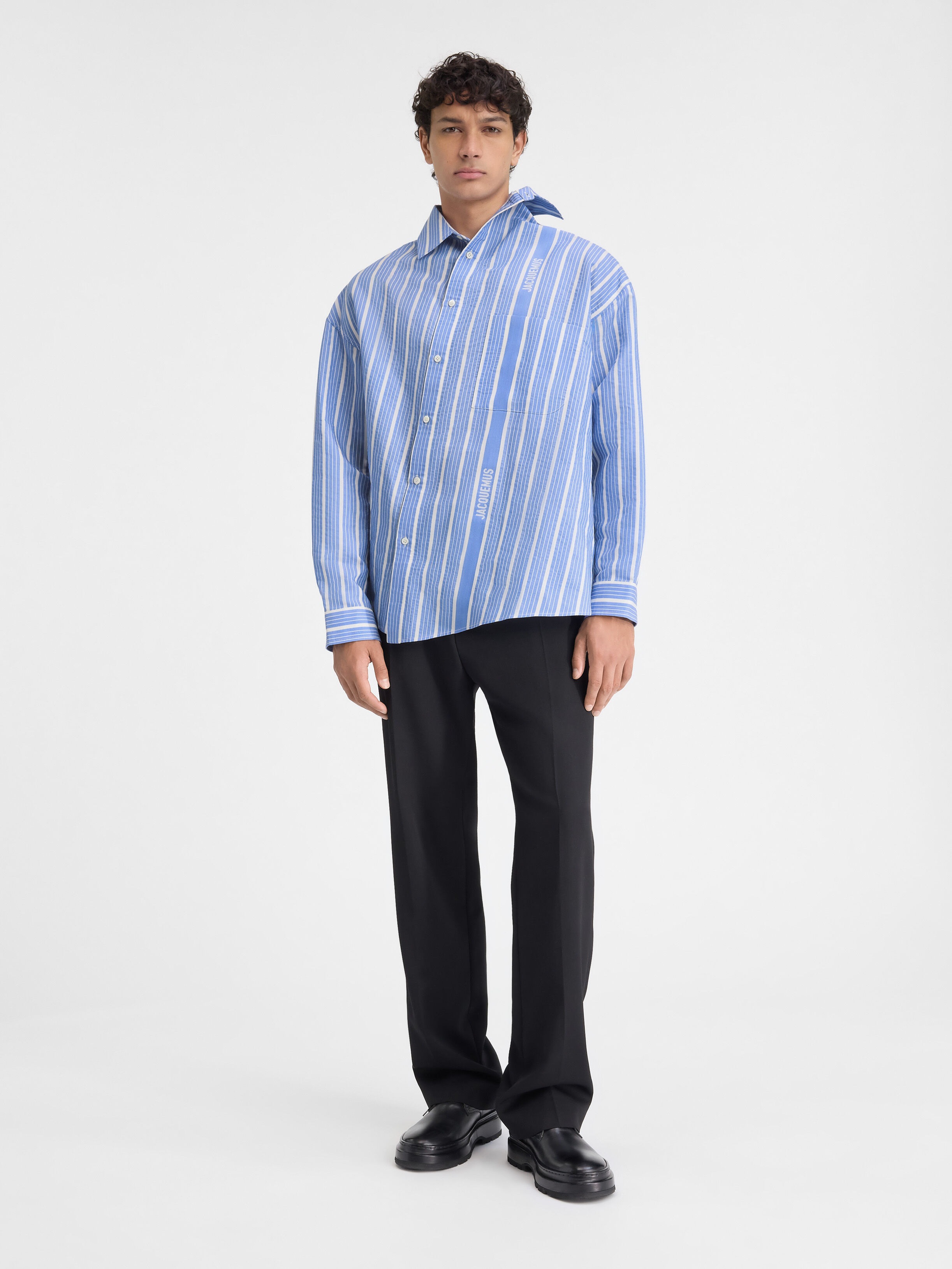

Асимметричная рубашка JACQUEMUS The Cuadro shirt, цвет Jacquard Blue/White