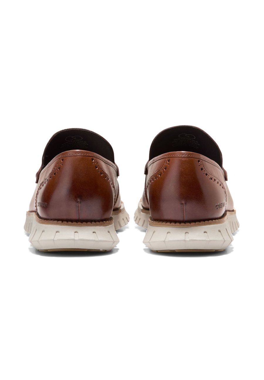 Лоферы Cole Haan ZEROGRAND REMASTERED PENNY LOAFERS, Woodbury Stamped Natural Tan Ancient Scroll/Brown — фото 4
