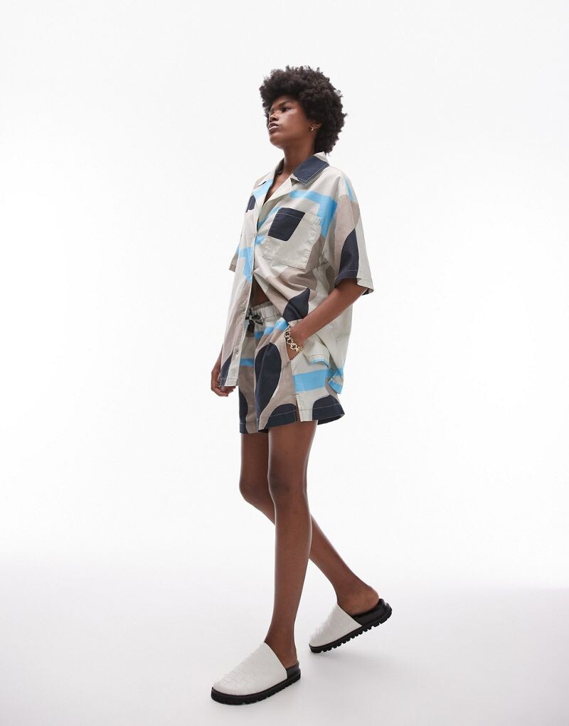 

Короткие шорты с абстрактным принтом Topshop