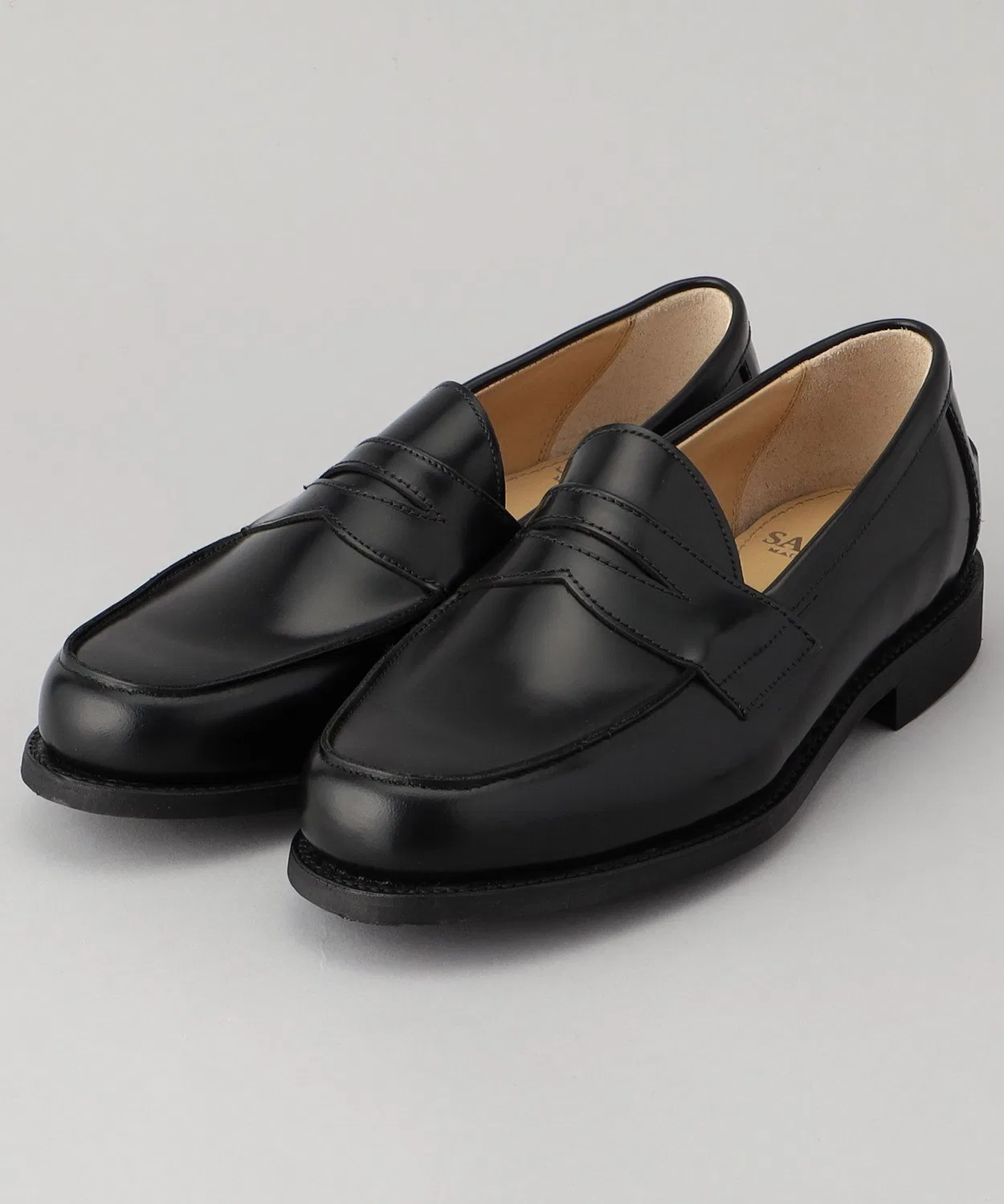 Лоферы SANDERS Butt Seam Loafer из полированной кожи, черный
