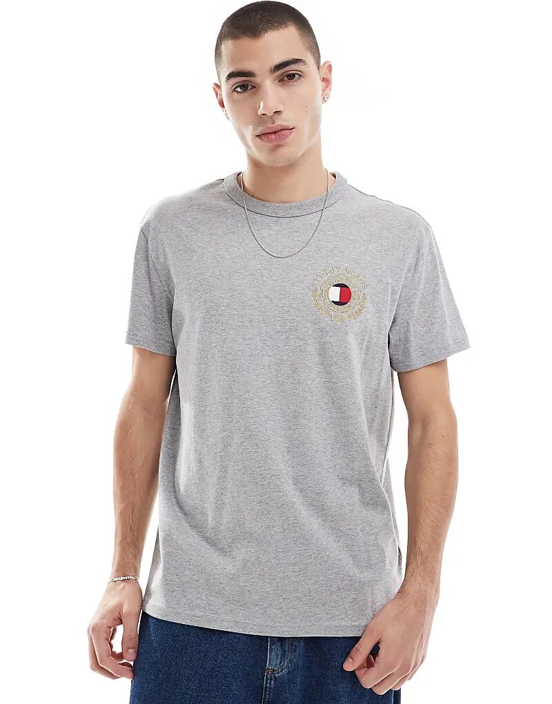 

Футболка с маленьким логотипом Tommy Jeans серого цвета