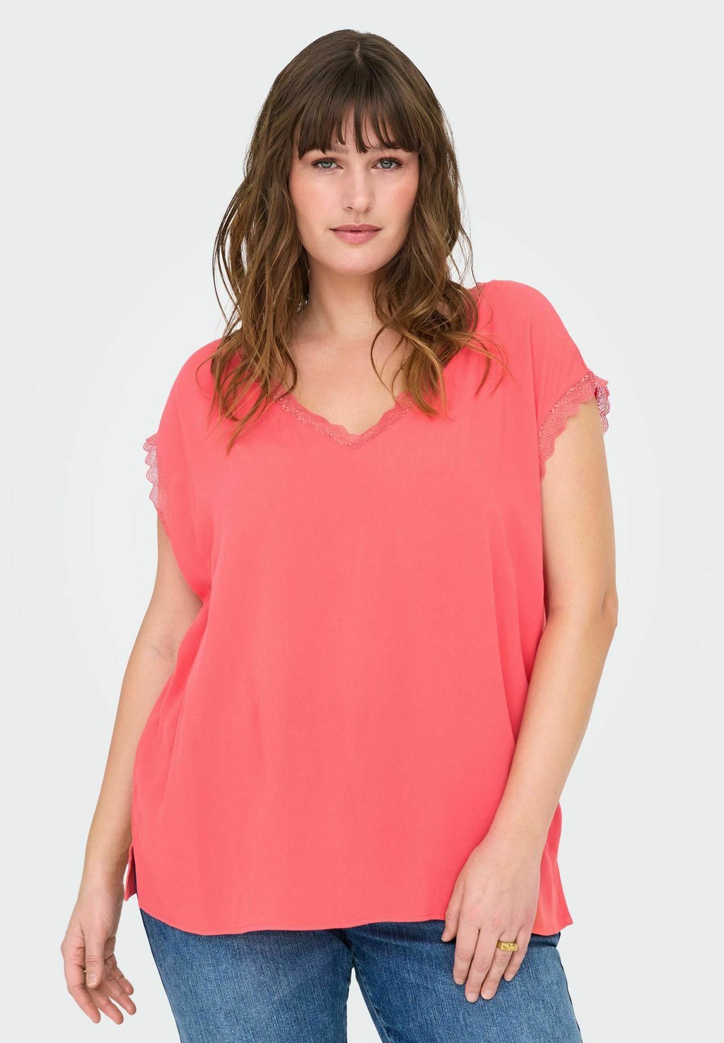 

Блуза MIT KURZEN ÄRMELN CURVY V-AUSSCHNITT ONLY Carmakoma, коралловый