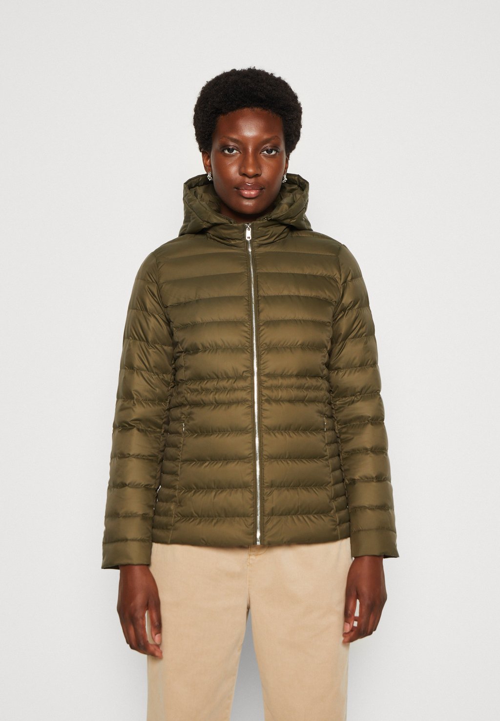 

Куртка Tommy Hilfiger ЖЕНСТВЕННЫЙ, цвет army green