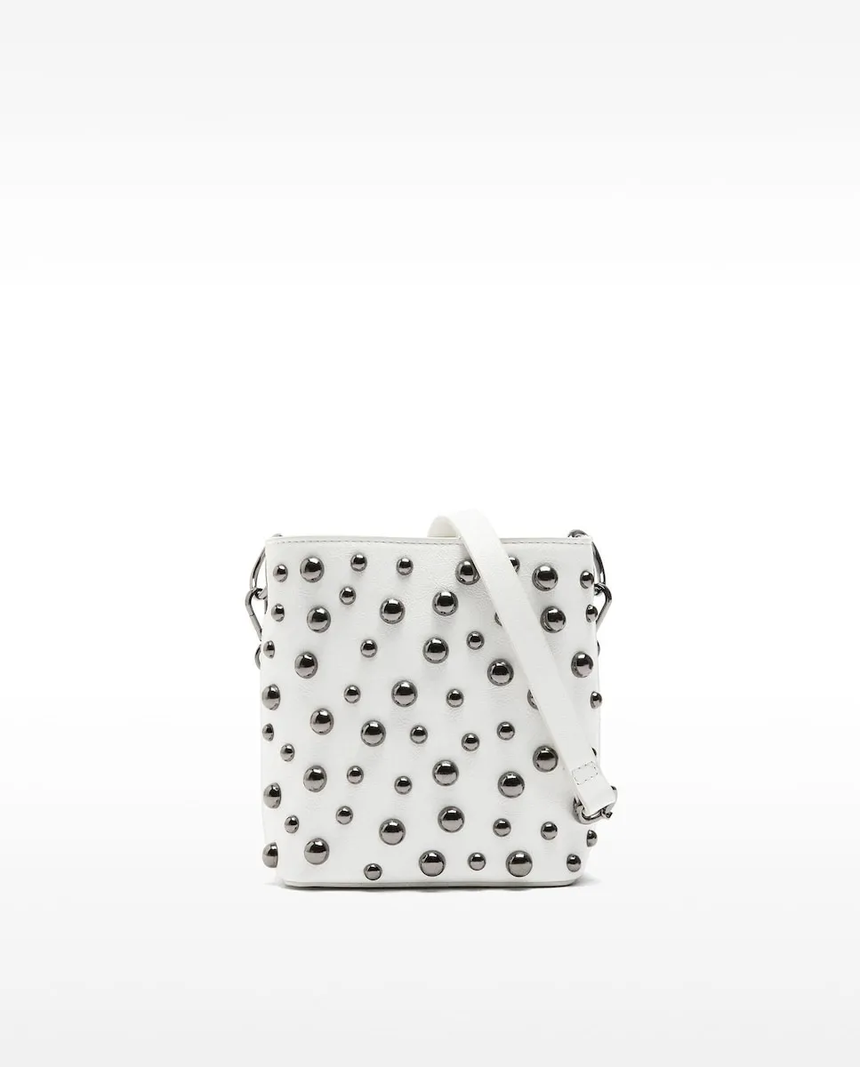 

Вечерняя сумка, трансформирующаяся в сумку через плечо, с магнитной застежкой и заклепками на гладкой поверхности Parfois