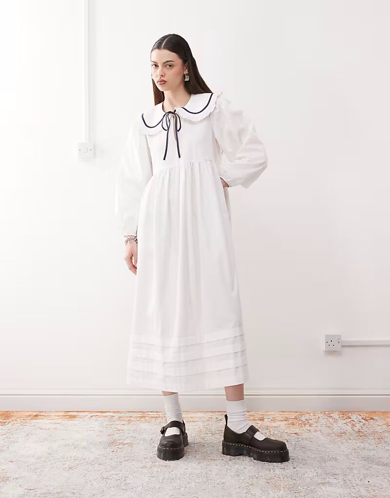 

Платье-халат миди Reclaimed Vintage с воротником-оборкой из белого поплина
