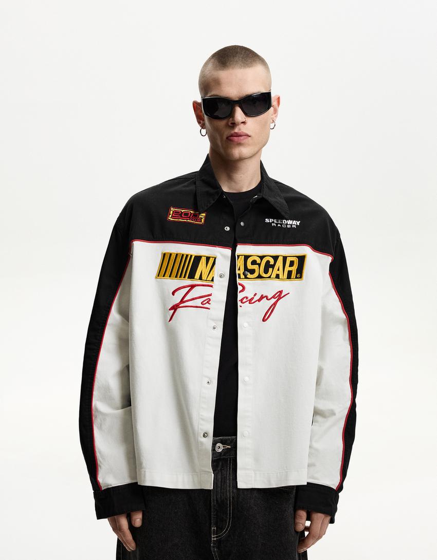 

Рубашка свободного кроя с длинными рукавами и принтом Nascar Bershka, черный