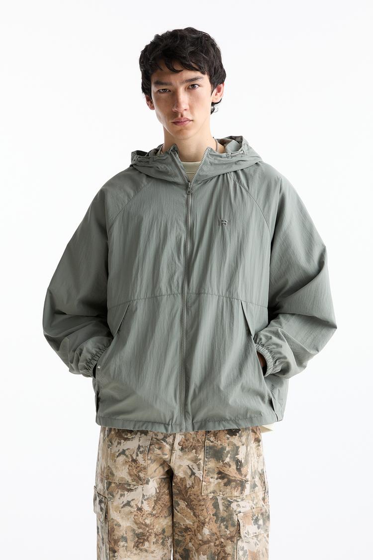 

Легкий плащ с цветными блоками Pull And Bear, серый