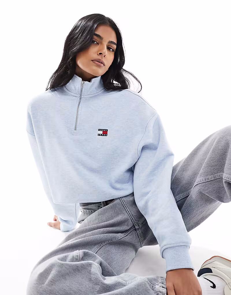 

Tommy Jeans кроп-свитер с 1/4 молнии и нашивкой в цвете baby blue