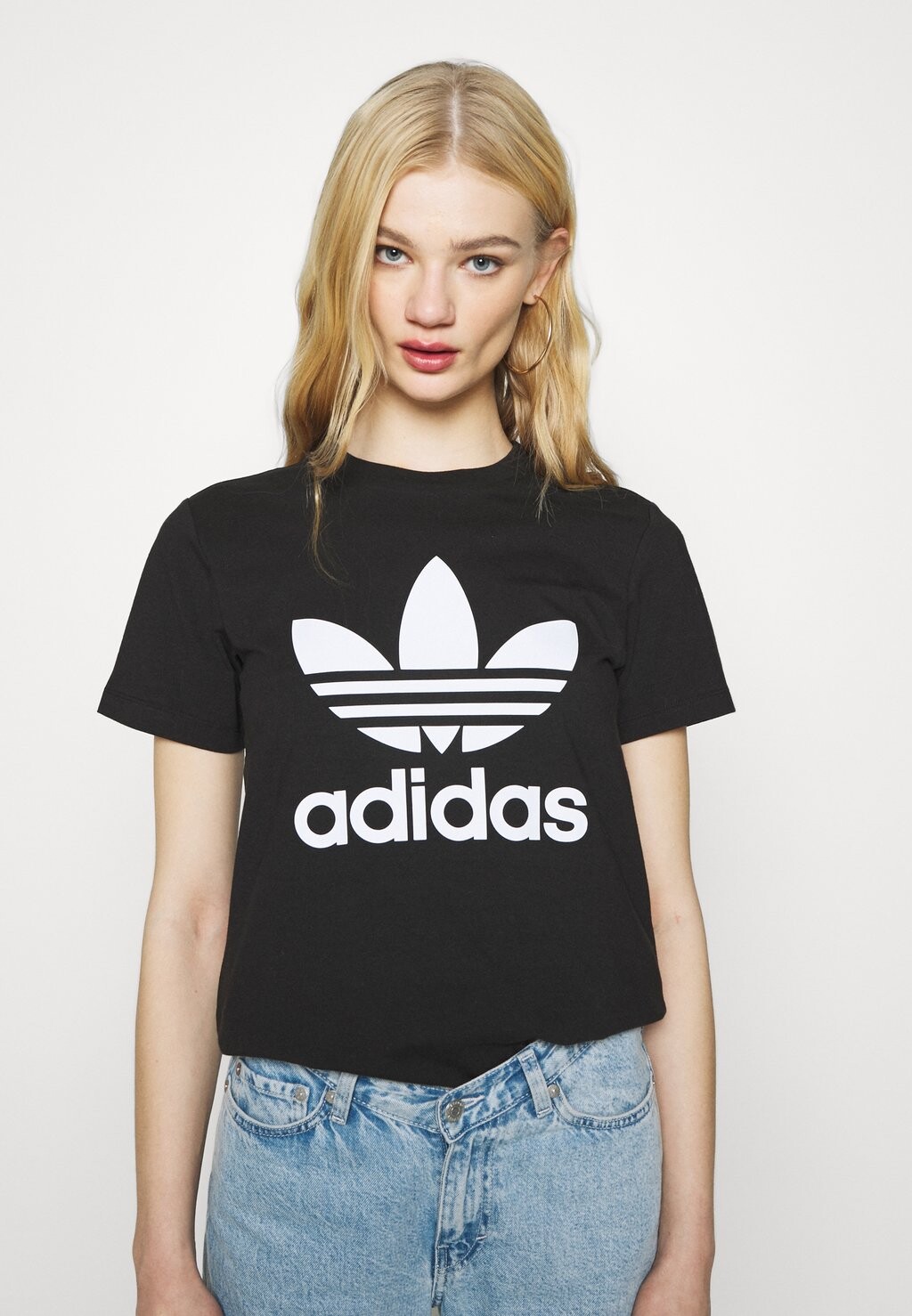 

Футболка с принтом adidas Originals, черный