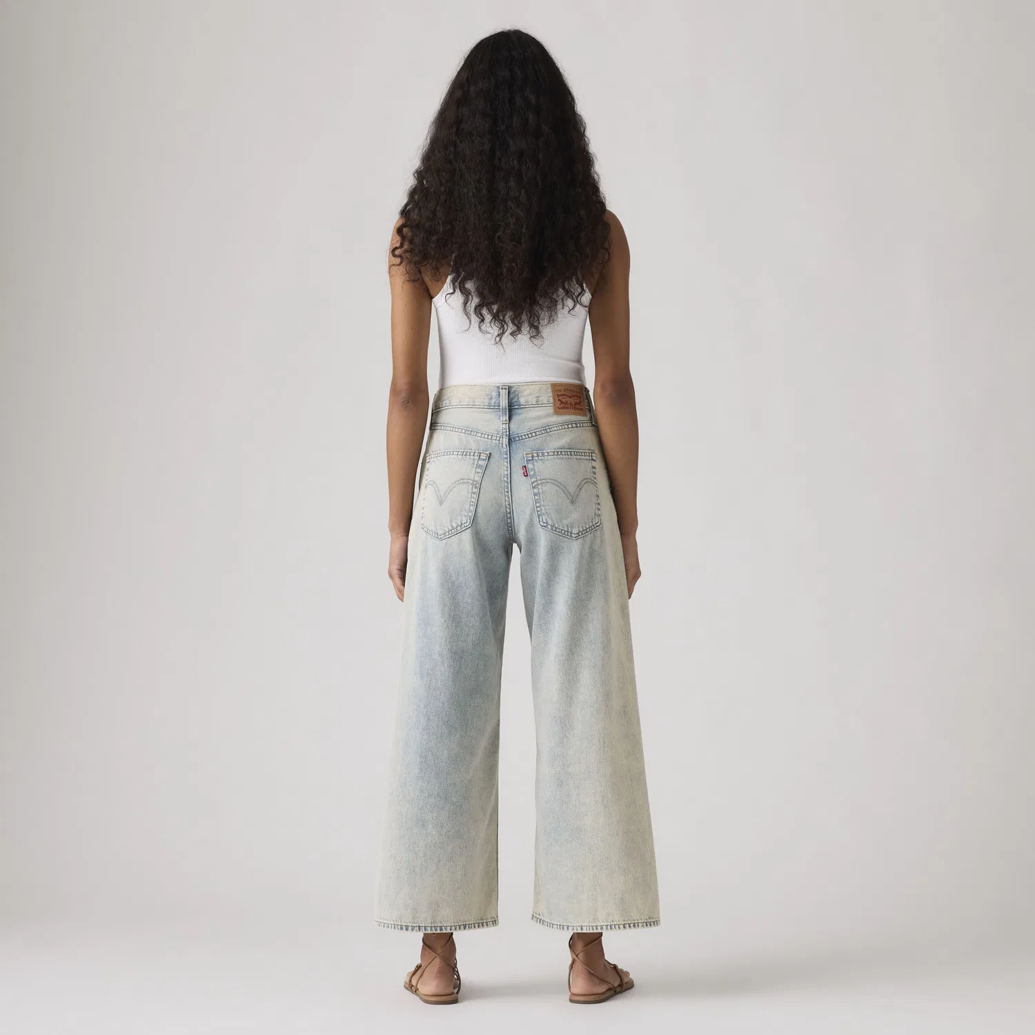 Женские джинсы средней длины, широкие, до щиколотки, легкие Levi's, Light Wash — фото 3