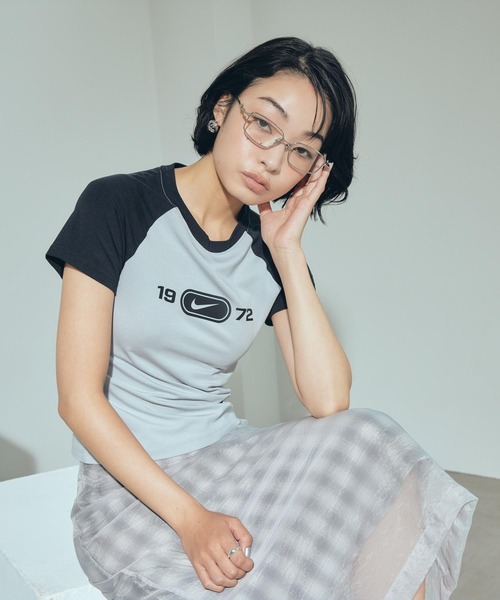 

Женская облегающая футболка с графическим принтом Nike Sportswear Chill Knit, светло-дымчато-серый