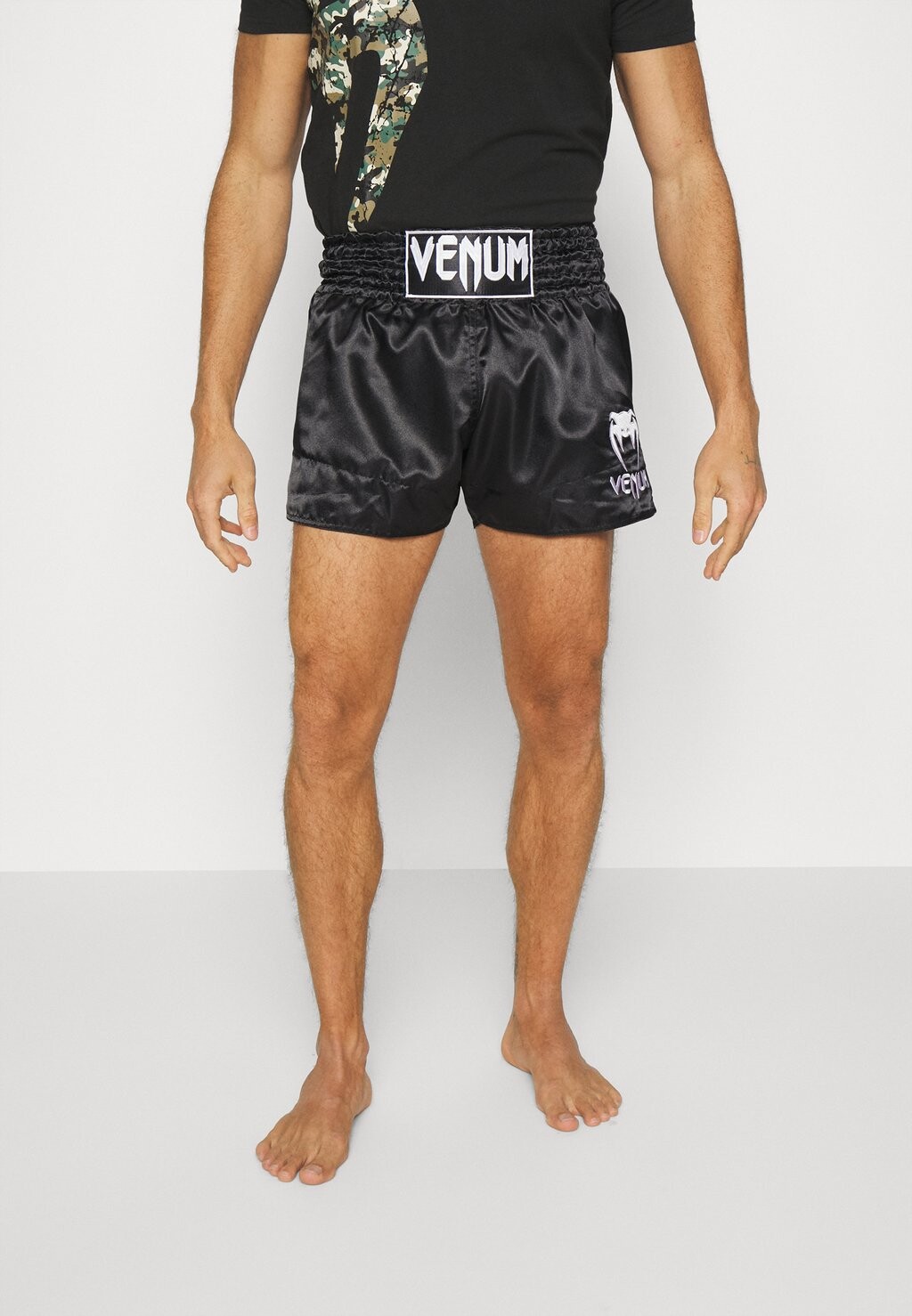 

Спортивные шорты Venum MUAY THAI SHORTS CLASSIC, цвет Black/White