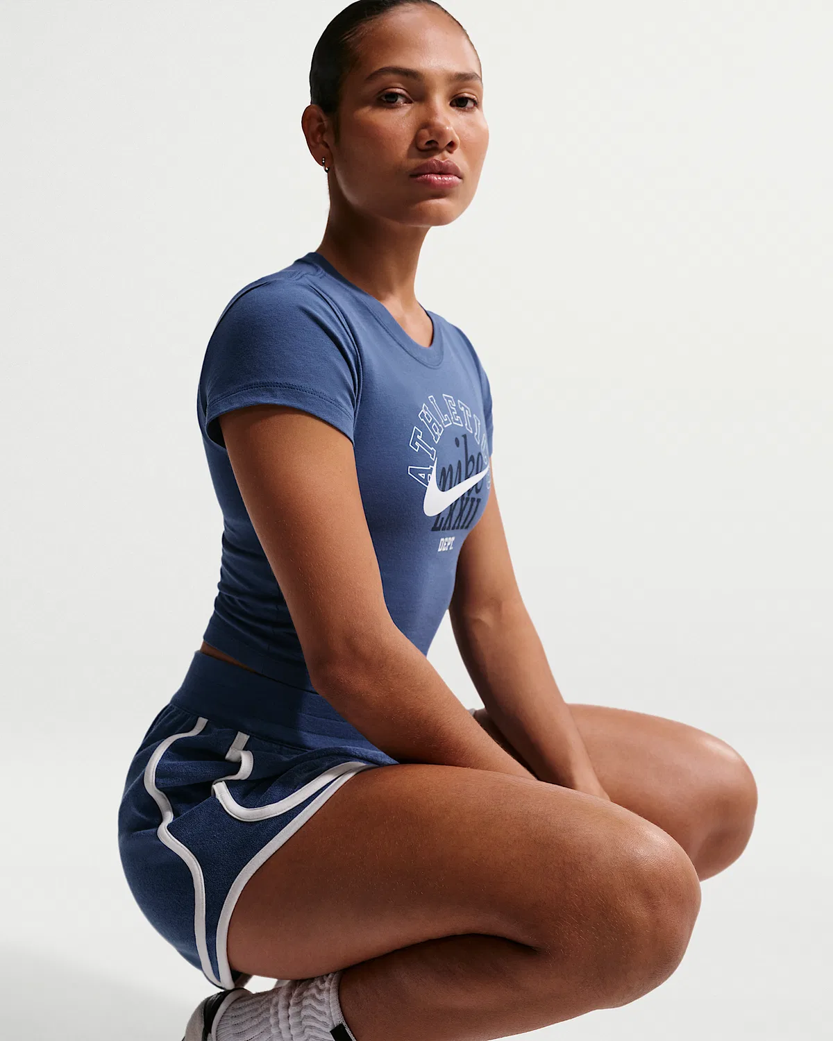 Женская укороченная футболка Nike Sportswear Chill Knit Slim, Mystic Navy — фото 3
