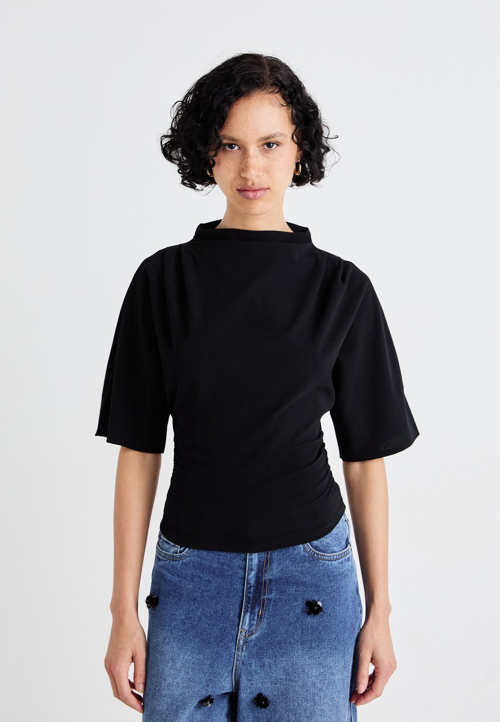 

Блуза DRAPY Gina Tricot, черный