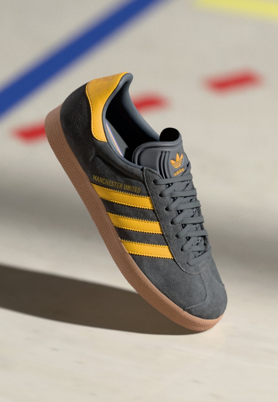 

Кроссовки Adidas Originals ADIDAS GAZELLE SHOES, Manchester United/Utility Black/Preloved Yellow/Black