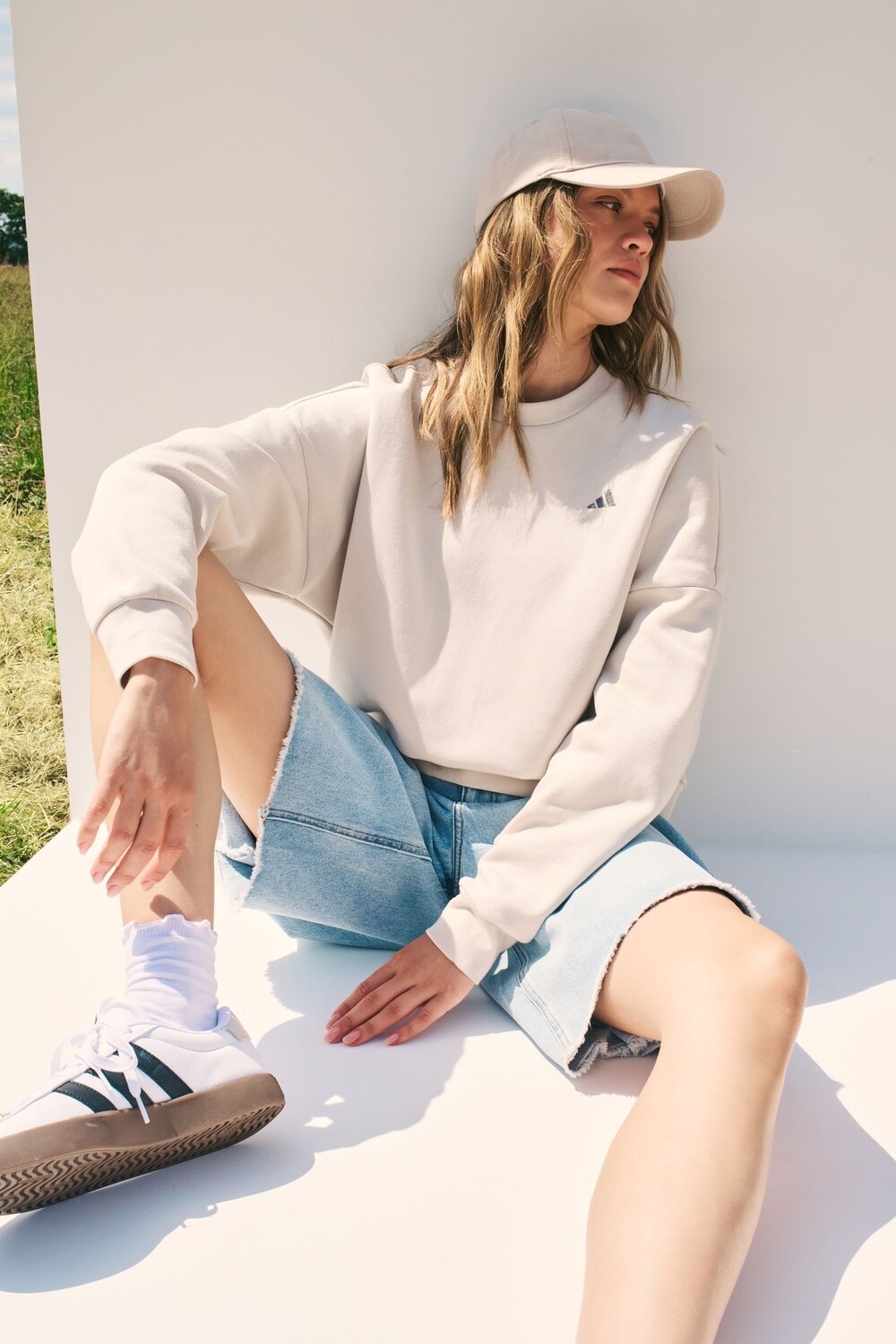 

Уютная толстовка с маленьким логотипом Adidas, коричневый